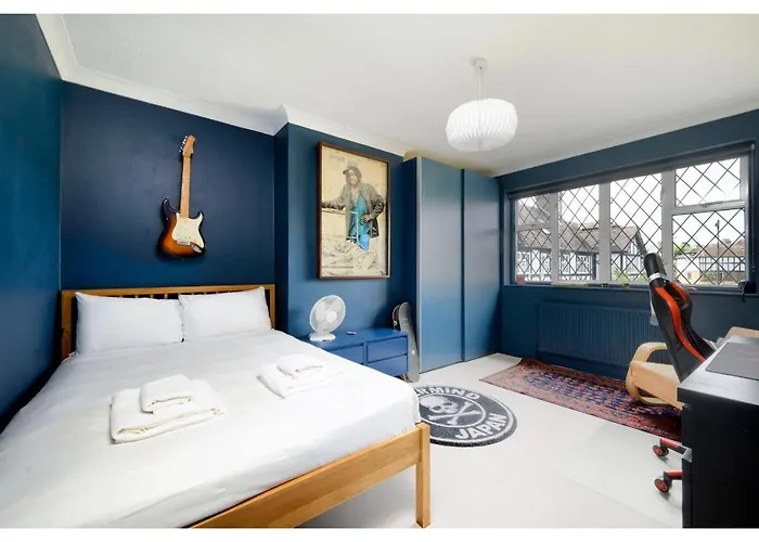 4Br House Minutes From Transport & Attractions