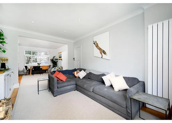 4Br House Minutes From Transport & Attractions