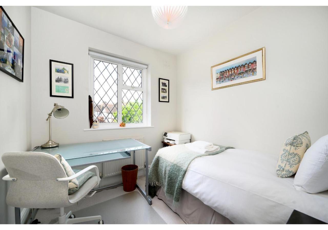 Holiday home 4br House Minutes From Transport & Attractions *