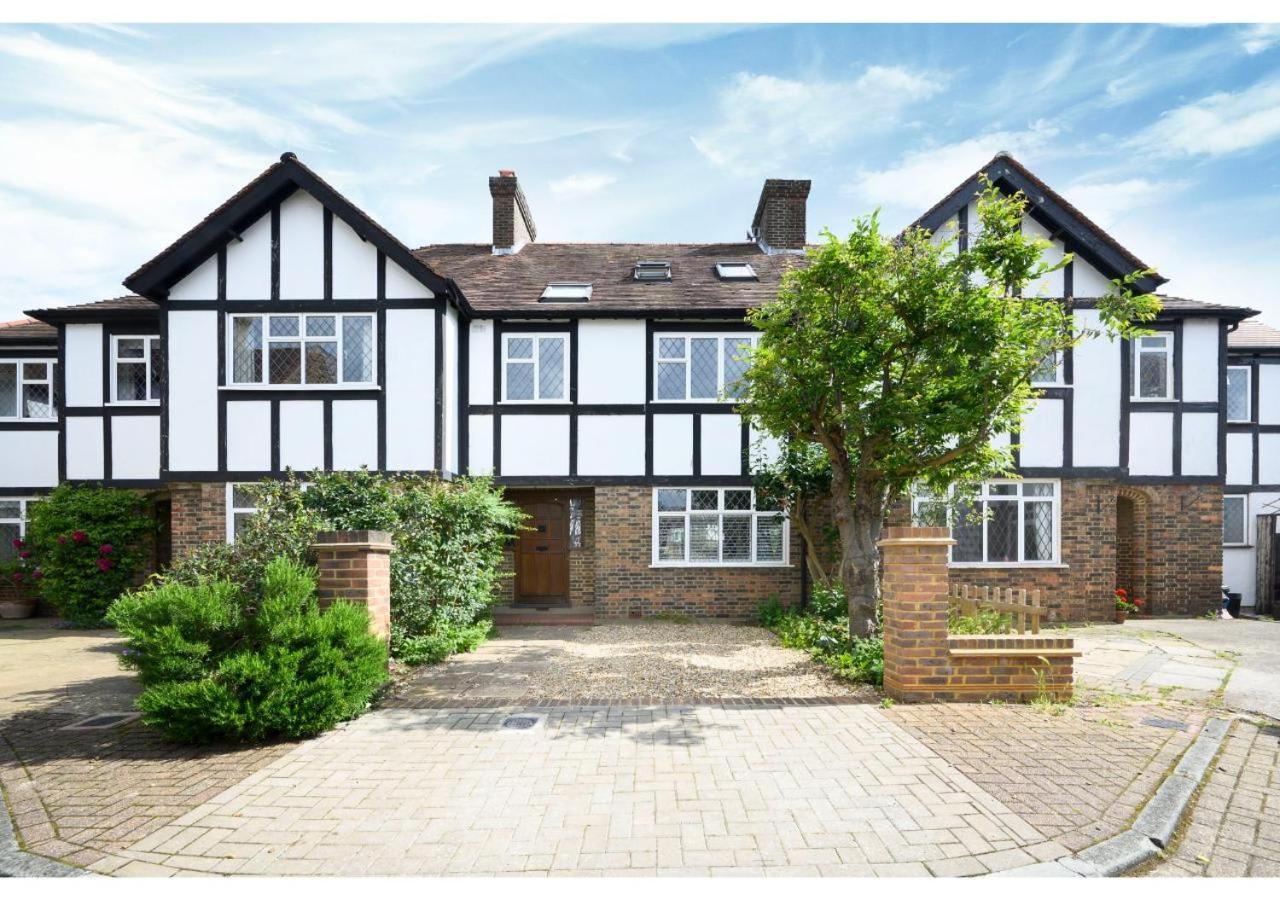 Holiday home 4br House Minutes From Transport & Attractions London