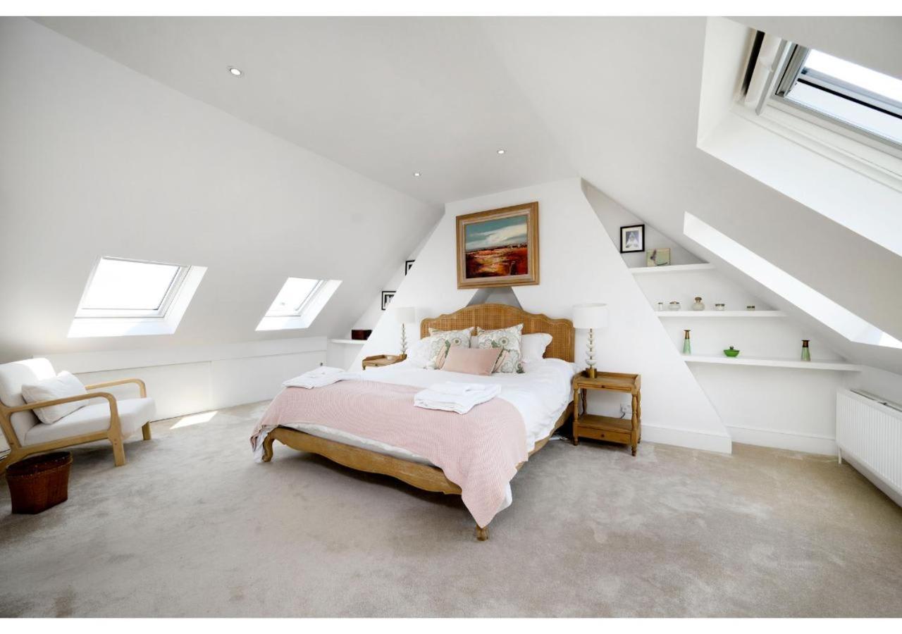 4br House Minutes From Transport & Attractions